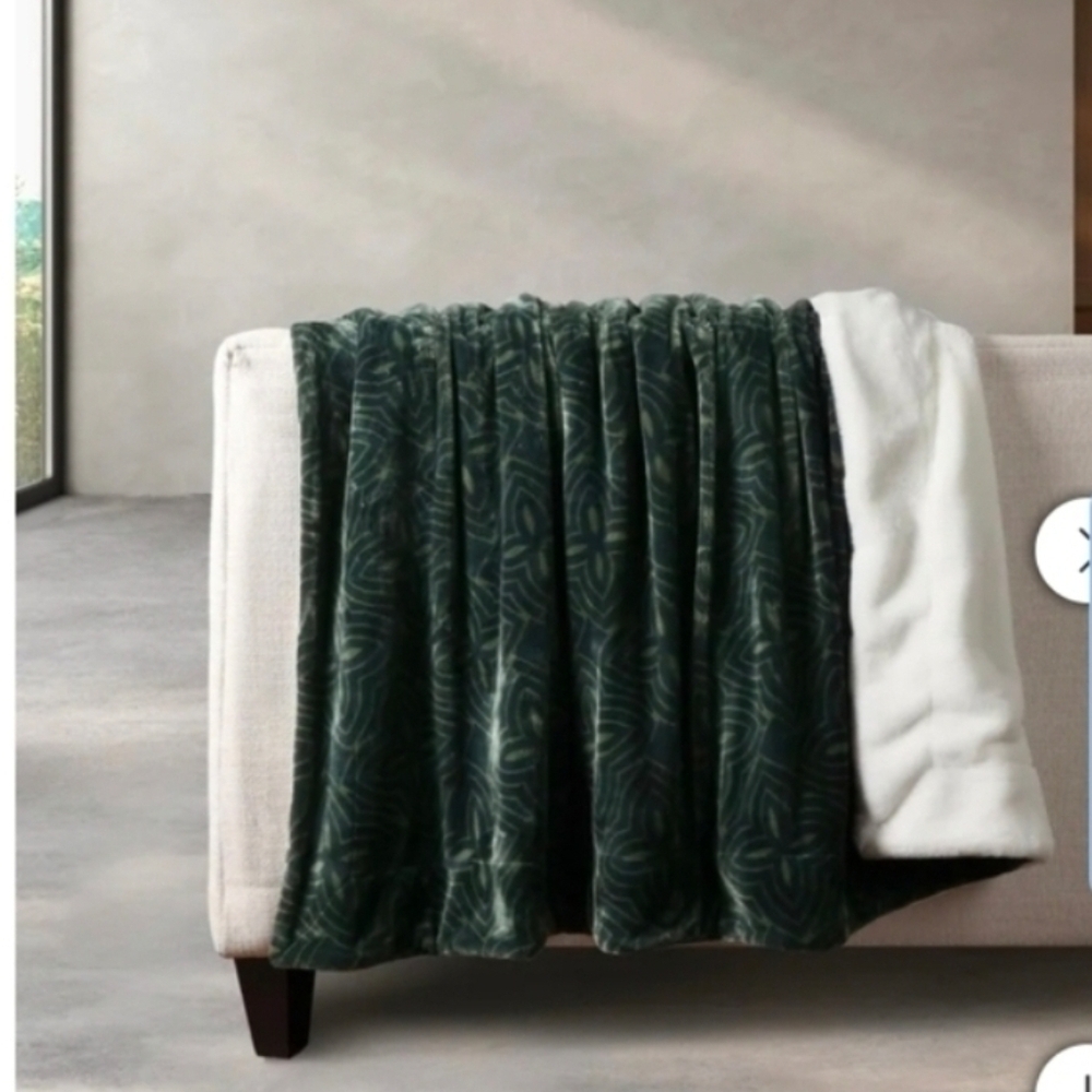 Life Comfort Ultimate Faux Fur Throw 60" X 70" Green - Picture 2 of 5
